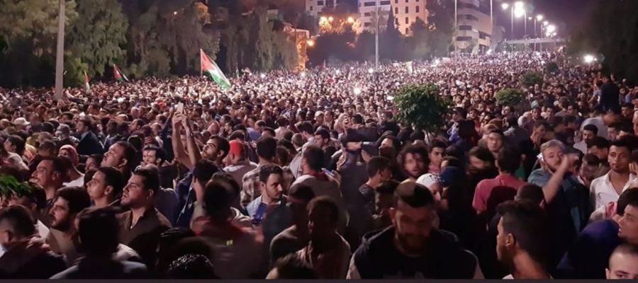  رئيس الوزراء الأردني يترك منصبه على وقع احتجاجات شعبية بدأت قبل 5 أيام
